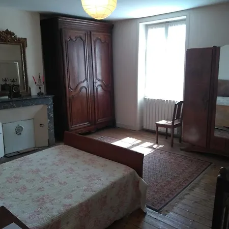 Nocleg ze śniadaniem Oustal Laval *